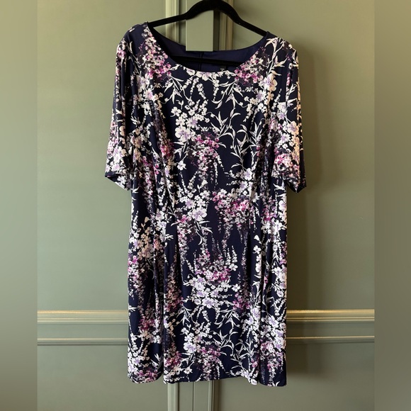 Roz & Ali Dresses & Skirts - NWT Roz & Ali Navy Floral Dress